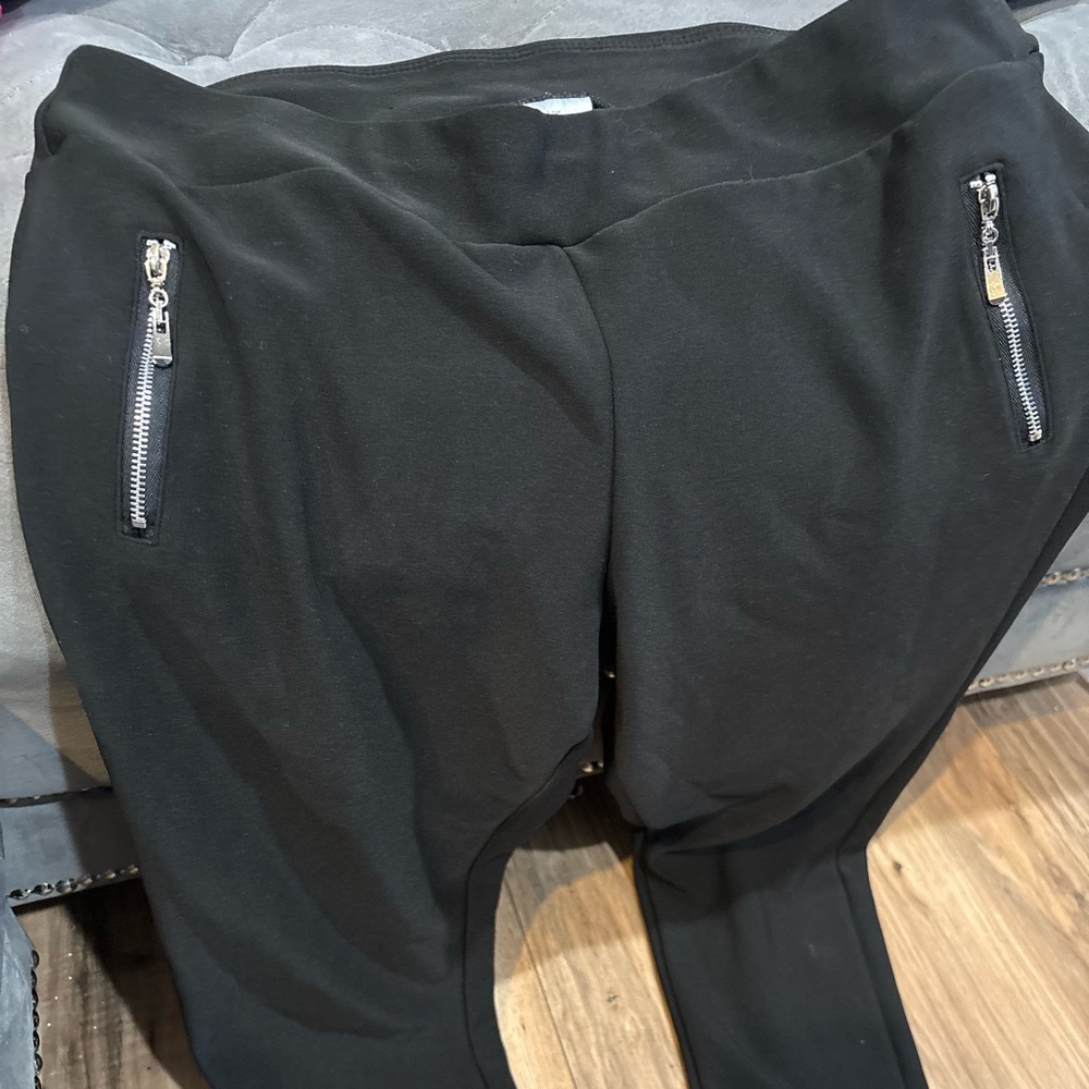 Sleek Black Leggings with Zipper Accents